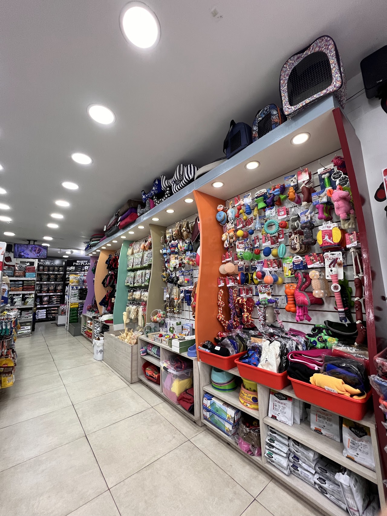 Interior de la tienda con productos para mascotas